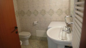 Ducha, secador de pelo, bidet, toallas