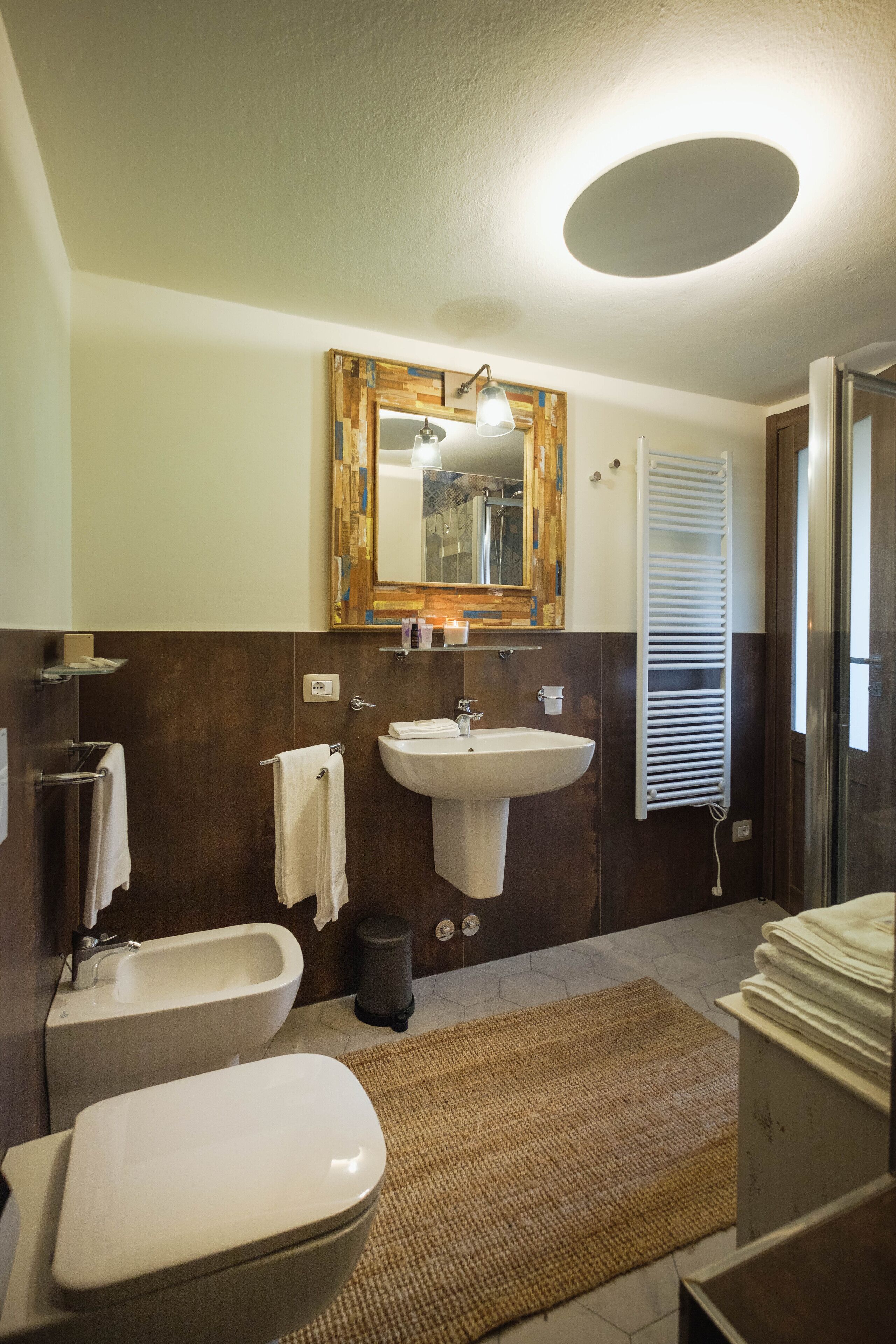 Dusche, Haartrockner, Bidet, Handtücher