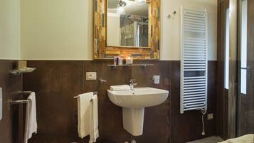 Douche, sĂšche-cheveux, bidet, serviettes fournies