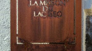 Eine Metalltafel mit der Aufschrift 'S2 LAMASSON DI LACISEO'.