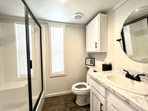 Suihku, hiustenkuivaaja, pyyhkeet, saippua