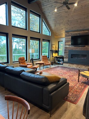 Smart TV, fireplace, books, music library - Stunning Beachfront Home, Sauna!  Several days available in June & August 2026 (Charlevoix)