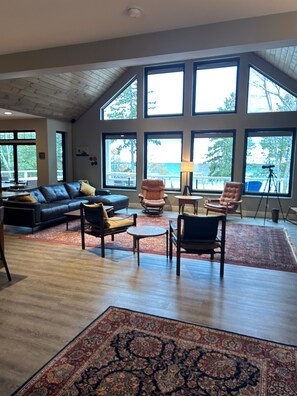 Smart TV, fireplace, books, music library - Stunning Beachfront Home, Sauna!  Several days available in June & August 2026 (Charlevoix)