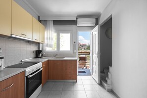 Fridge, oven, stovetop, coffee/tea maker - Nikiti Maisonette on the Beach by Luxlikehome (Sithonia Halkidiki)