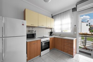 Fridge, oven, stovetop, coffee/tea maker