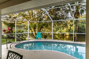 Una piscina al aire libre, una piscina climatizada