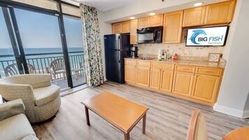 Geladeira, micro-ondas, cooktop, cafeteira/chaleira