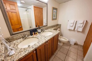 Combined shower/bathtub, hair dryer, towels