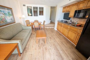TV, offices - Beachfront Condo, Stunning Pools and Scenic Views (North Myrtle Beach)