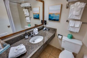 Combined shower/bathtub, hair dryer, towels