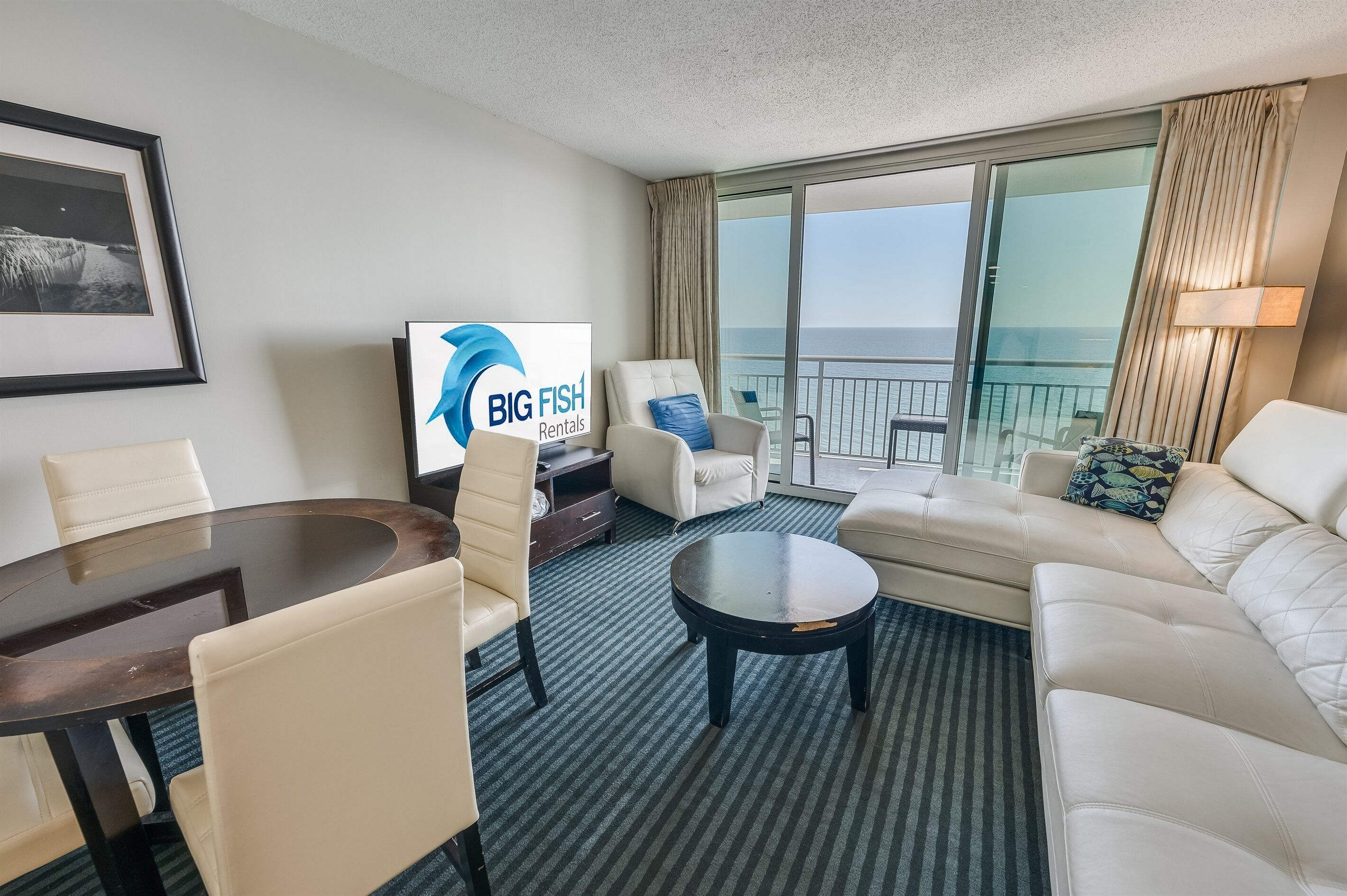 Living Room with Stunning Views🌊☀️