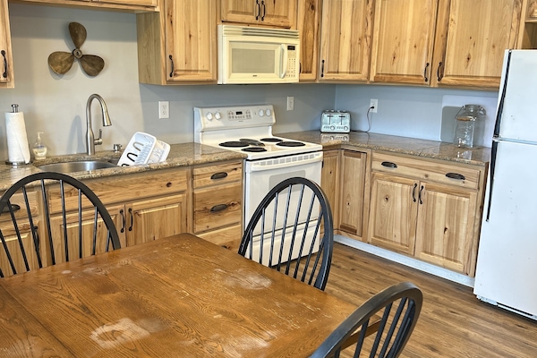 Kjøleskap, mikrobølgeovn, ovn og kokeplater