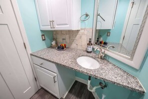 Combined shower/bathtub, hair dryer, towels