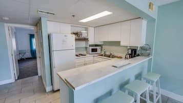 Geladeira, micro-ondas, lava-louças, cafeteira/chaleira