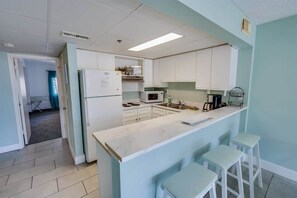 Réfrigérateur, micro-ondes, lave-vaisselle, cafetière/bouilloire