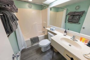 Combined shower/bathtub - Oceanfront Studio,Indoor Pools,Hot Tubs,Brand New! (Myrtle Beach)