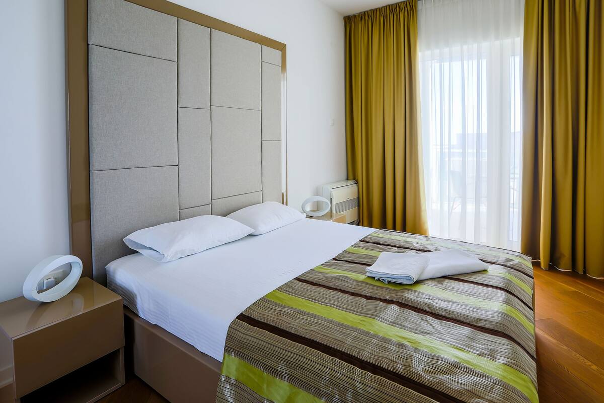 Luxury-Apartment, 1 Schlafzimmer, Meerblick | Laptopgeeigneter Arbeitsplatz, schallisolierte Zimmer
