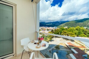 Familielejlighed - 1 soveværelse - delvis havudsigt | Udsigt fra balkon