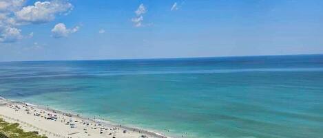 Una playa cerca, sillas reclinables de playa