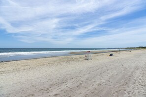 Plage à proximité, chaises longues, serviettes de plage