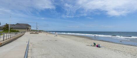 Beach nearby, sun loungers, beach towels