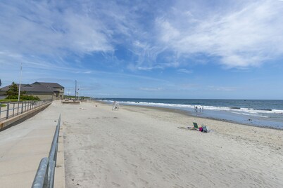 NEWLY RENOVATED. WALK TO BEACH.  FULLY EQUIPPED FOR BEACH.  June rate discounted