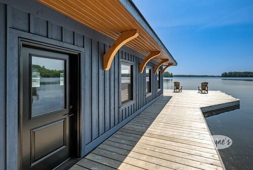 New Boathouse! Traditional Beauty 4Bed, 3Bath Cottage & Bunkie on Lake Rosseau!