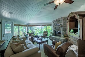 Tv, eldstad och en stereo