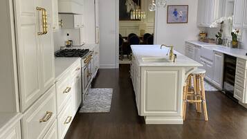 Jääkaappi, mikroaaltouuni, uuni, liesi