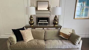 Televisio, takka, DVD-soitin, kirjoja