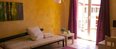 テレビ、DVD プレーヤー、ステレオ