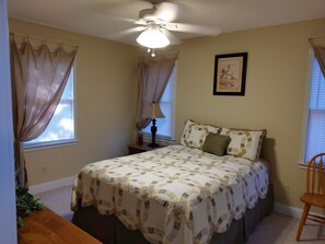 2 bedrooms, iron/ironing board, free WiFi, bed sheets - The Lake House at Turtle Cove: Cozy relaxing lake home with dock on wooded lot. (Eutawville)