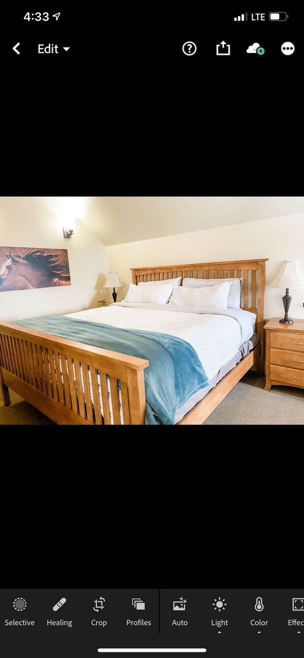 3 chambres, bureau, fer et planche à repasser, lit de bébé portatif