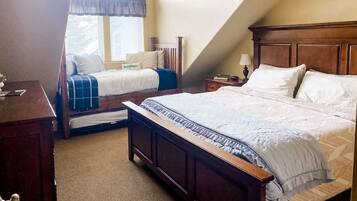 3 bedrooms, desk, iron/ironing board, travel crib