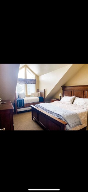 3 slaapkamers, een bureau, een strijkplank/strijkijzer, reisbedje