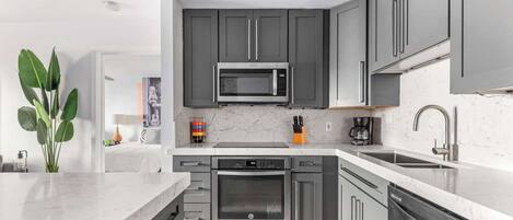 Réfrigérateur, micro-ondes, four, plaque de cuisson