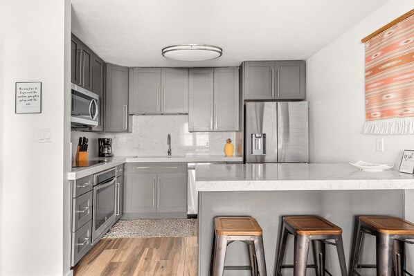 ثلاجة، ميكروويف، فرن، موقد طهي مسطح