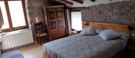 5 chambres, coffres-forts dans les chambres, bureau, lit parapluie