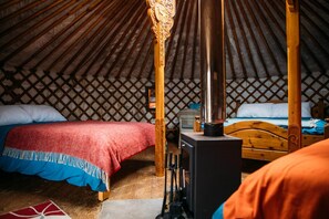 1 bedroom, Internet, bed sheets - Carved Yurt - A luxury Mongolian-inspired Yurt in stunning 62 acre eco-friendly estate (Newquay)