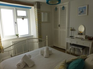 2 slaapkamers, een strijkplank/strijkijzer, gratis wifi, beddengoed