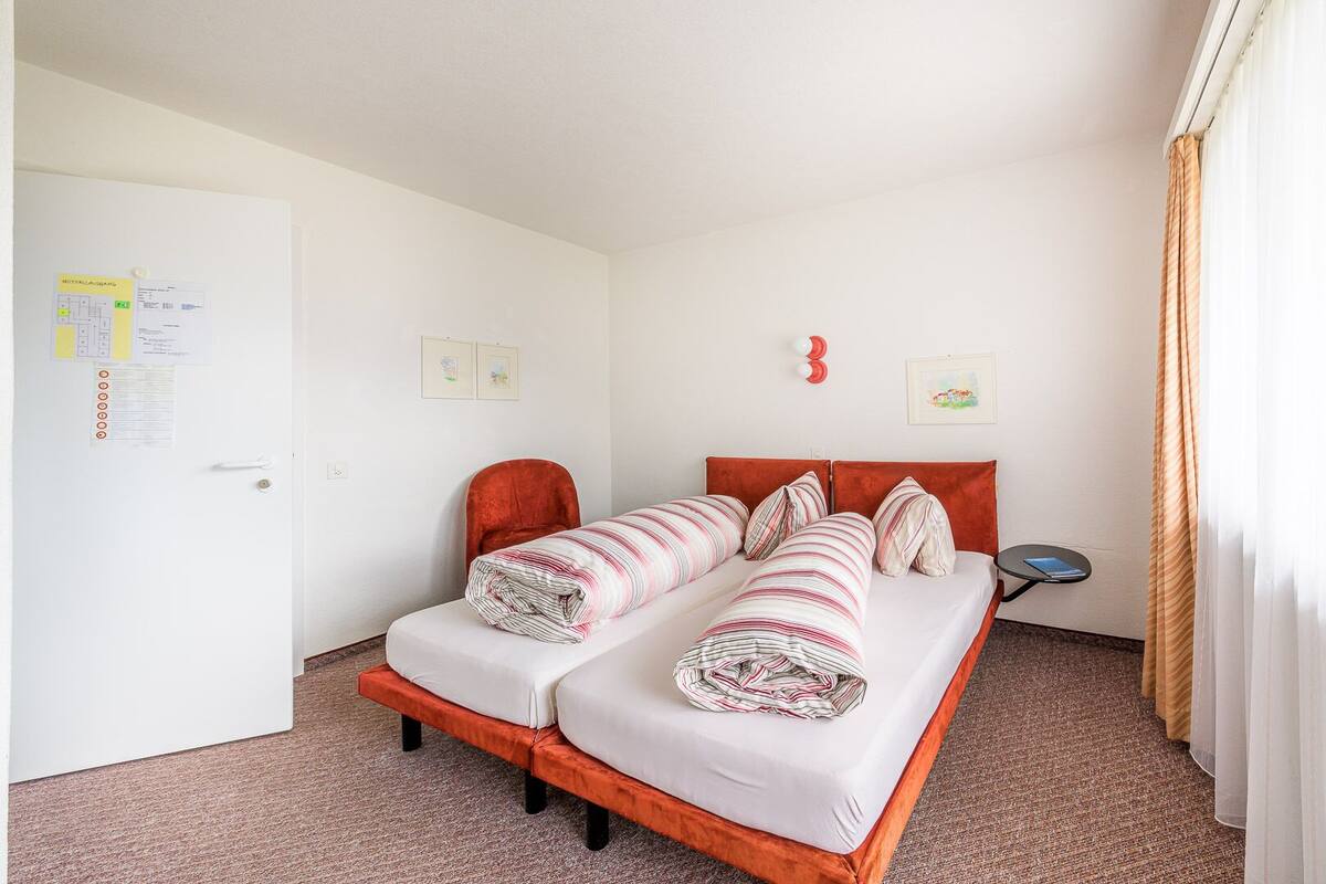 Hypo-allergenic bedding, free WiFi, bed sheets