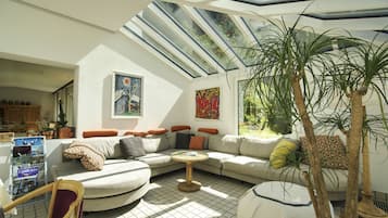 Lobby lounge