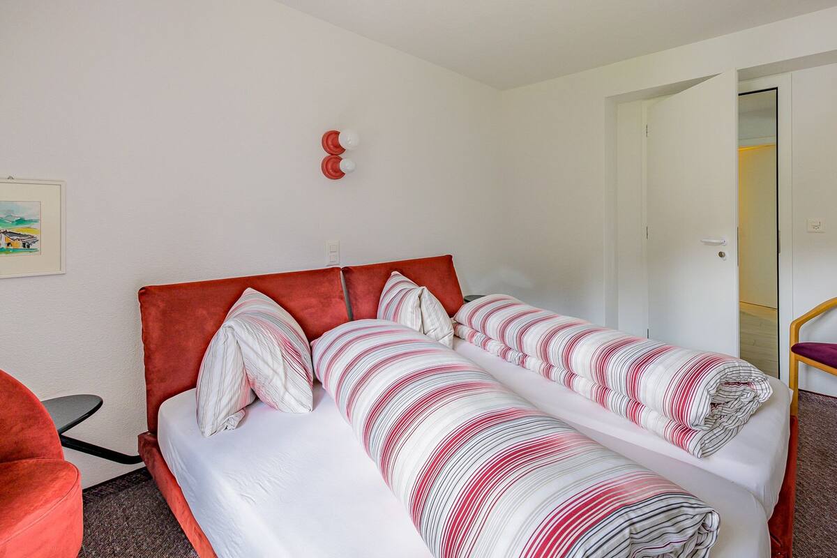 Hypo-allergenic bedding, free WiFi, bed sheets