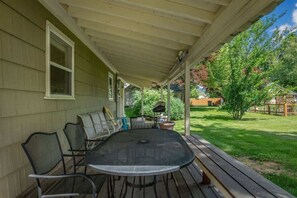 Outdoor dining - Lake Street 425 ~ Fantastic 2bed/2bath Home Right (Sandpoint)