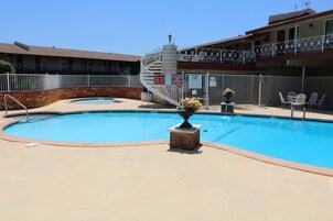 Una piscina al aire libre de temporada
