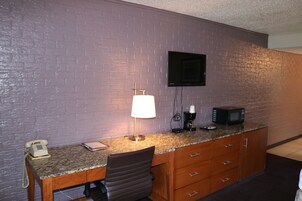 Escritorio, espacio para trabajar con laptop y ropa de cama