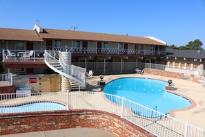 Seasonal outdoor pool - Friendship Inn (Altus)