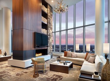 1 sovrum, sängtillbehör av högsta kvalitet och duntäcken