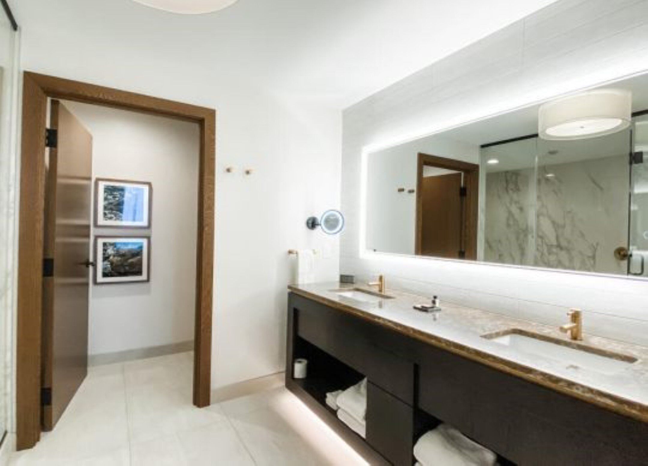 Suíte luxo, 1 cama King | Roupas de cama premium, edredons de pluma, cofres nos quartos