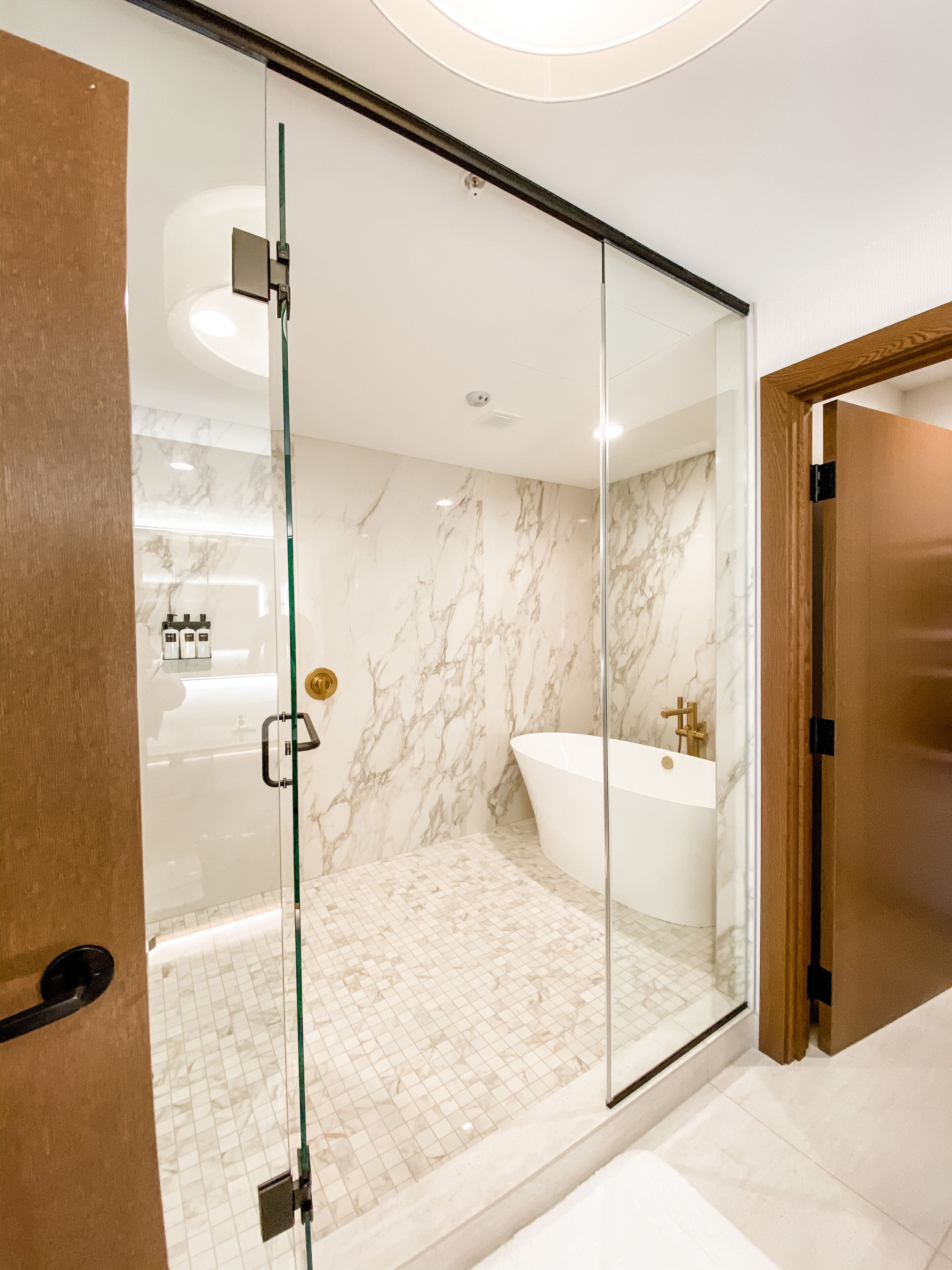 Deluxe Suite, 1 King Bed | Bathroom shower